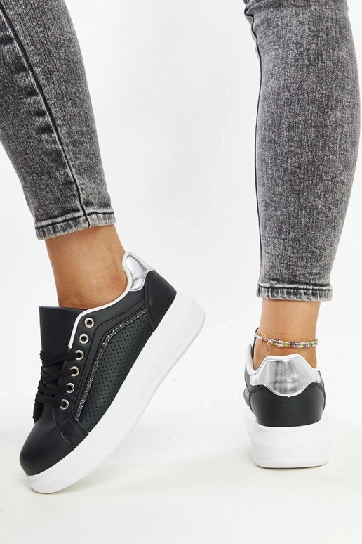 Zapatillas negras con pedrería...