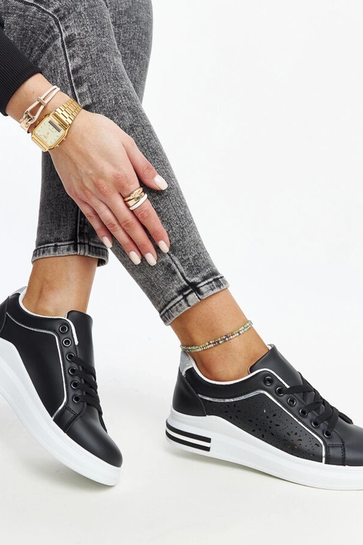 Zapatillas negras caladas con...