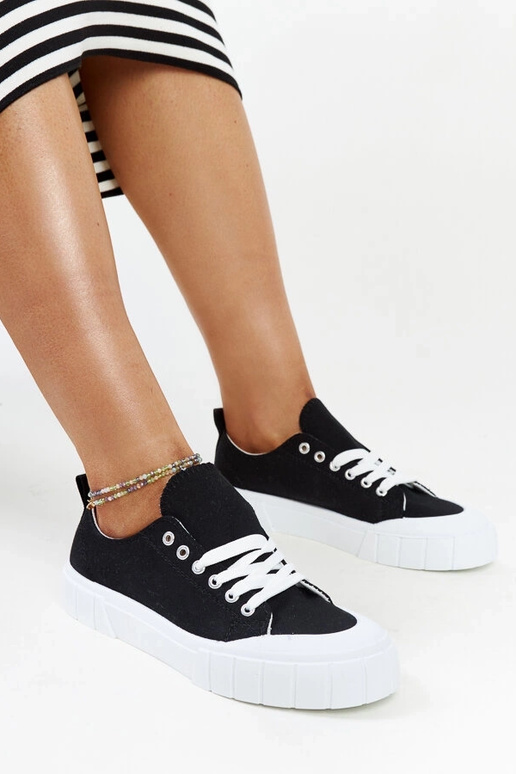 Las zapatillas de tela negras de Eduard