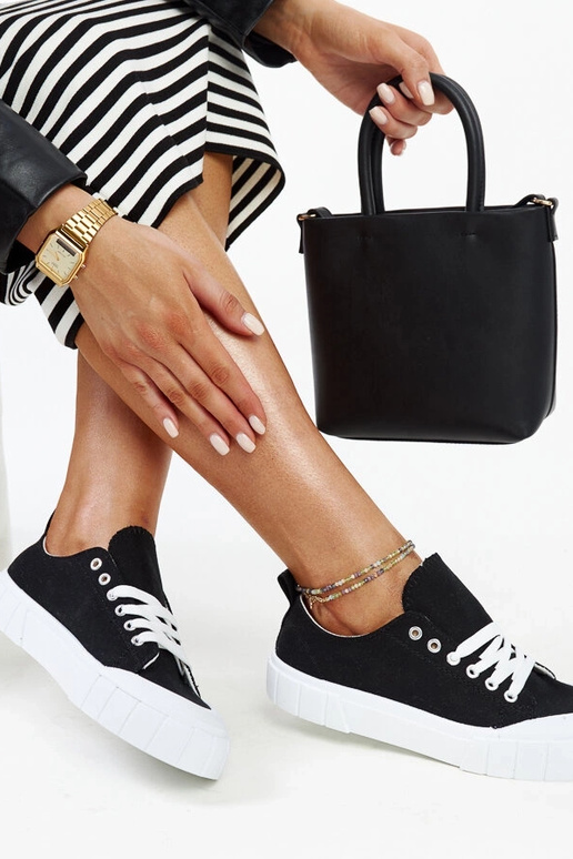 Las zapatillas de tela negras de Eduard