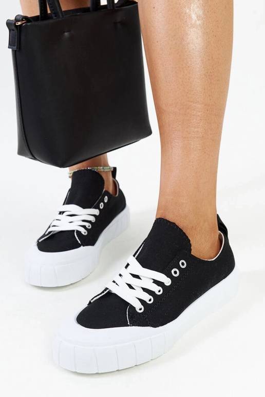 Las zapatillas de tela negras de Eduard