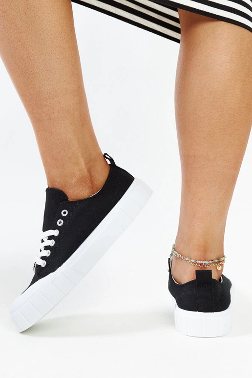 Las zapatillas de tela negras de Eduard