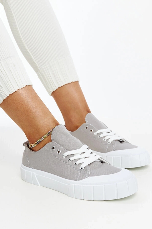 Las zapatillas de tela gris de Eduard