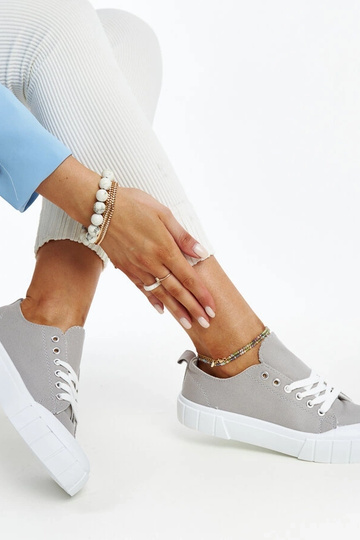 Las zapatillas de tela gris... 2