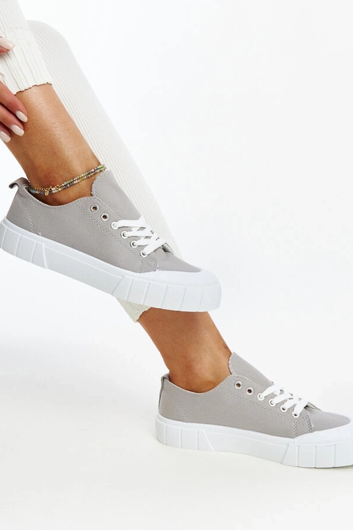 Las zapatillas de tela gris de Eduard