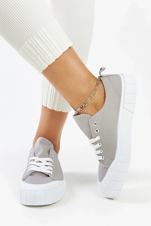 Las zapatillas de tela gris de Eduard