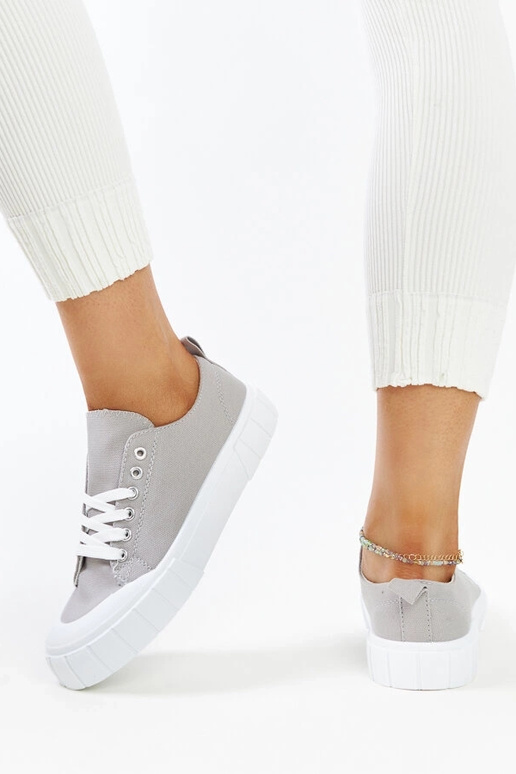 Las zapatillas de tela gris de Eduard