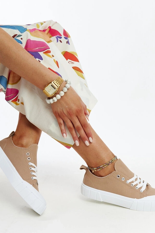 Las zapatillas de tela marrón de Eduard