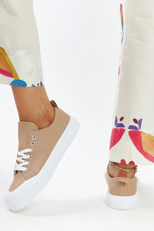 Las zapatillas de tela marrón de Eduard