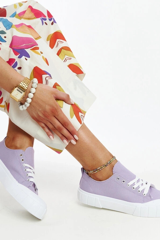 Las zapatillas de tela moradas de Eduard