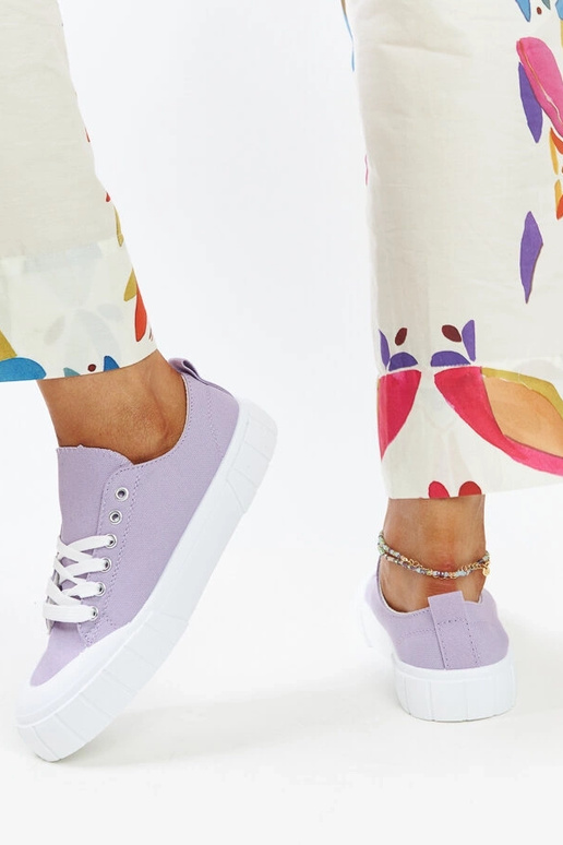 Las zapatillas de tela moradas de Eduard