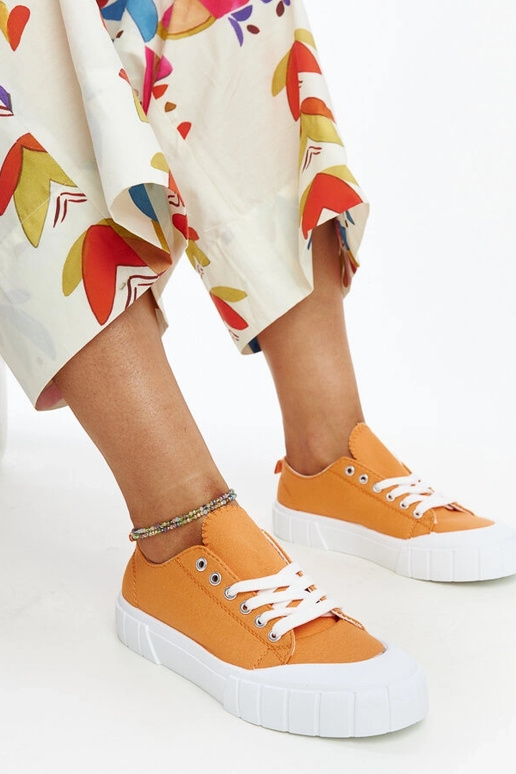 Las zapatillas de tela naranja de Eduard