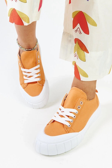 Las zapatillas de tela naranja de Eduard 2