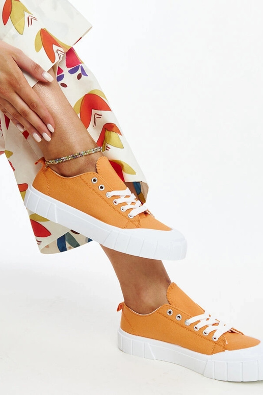 Las zapatillas de tela naranja de Eduard