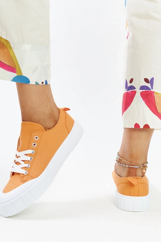 Las zapatillas de tela naranja de Eduard