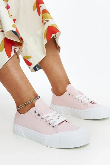 Las zapatillas de tela rosa de Eduard