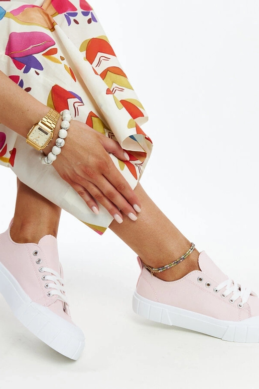 Las zapatillas de tela rosa de Eduard