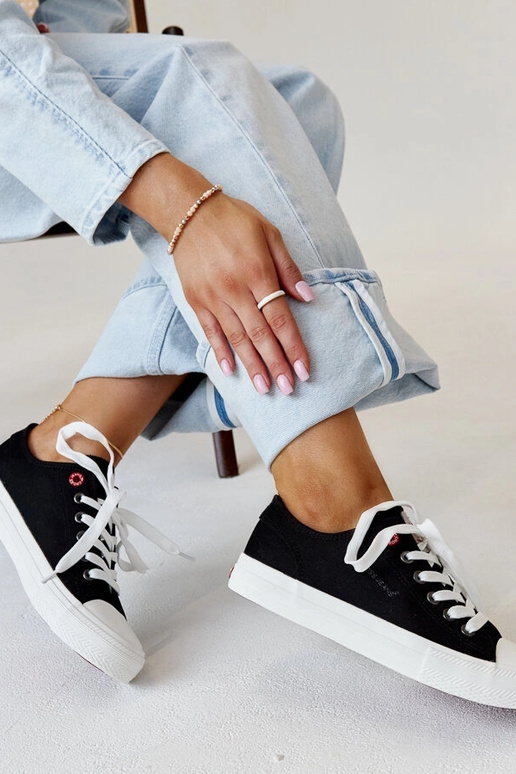 Zapatillas de mujer de tela negra...