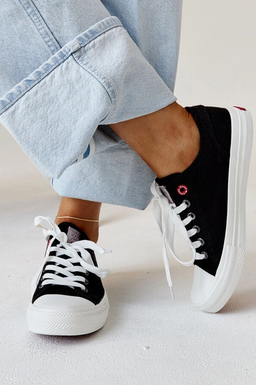 Zapatillas de mujer de tela negra...