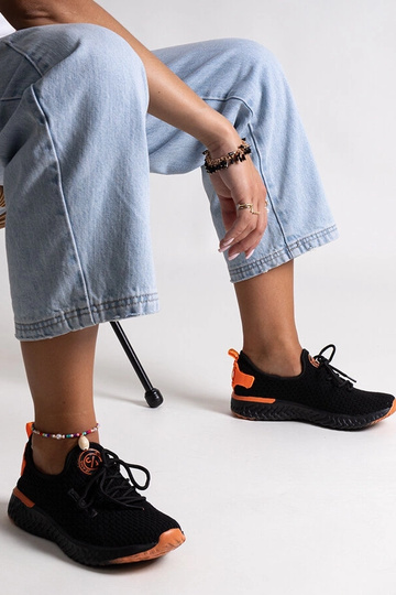 Zapatillas de tela negras...