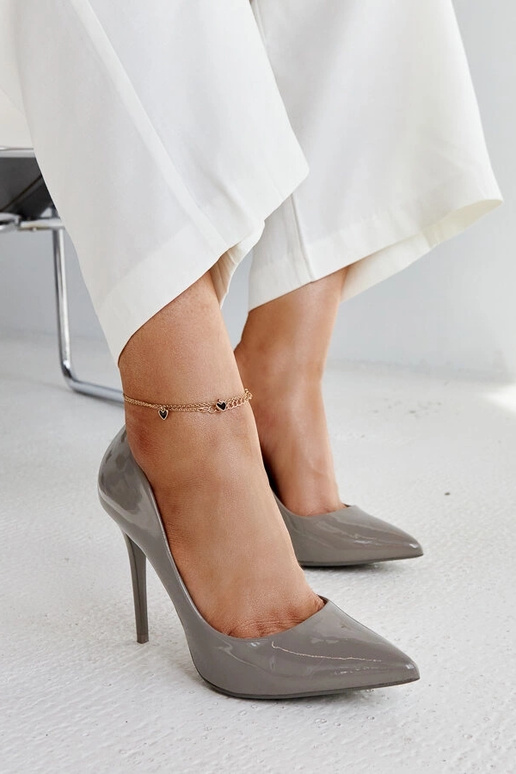 Szpilki grises oscuros lacadas con...