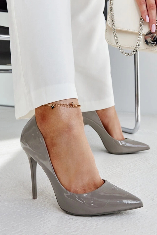 Szpilki grises oscuros lacadas con...