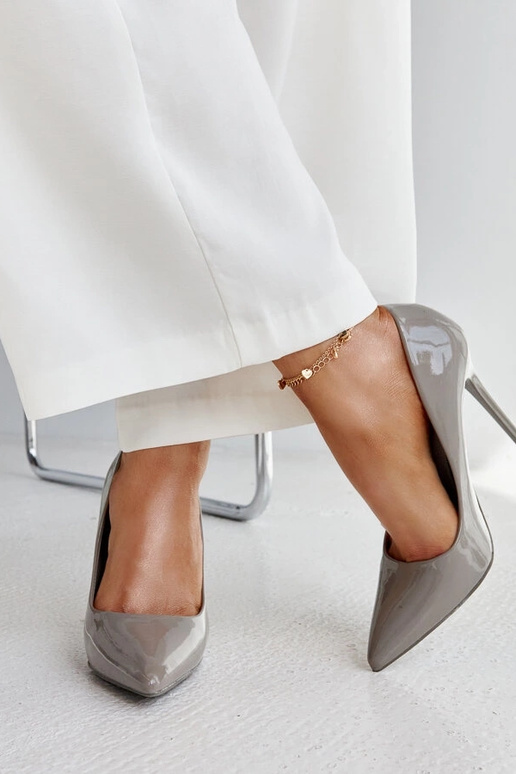 Szpilki grises oscuros lacadas con...