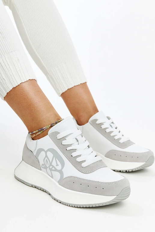 Zapatillas de cuero blanco y gris...