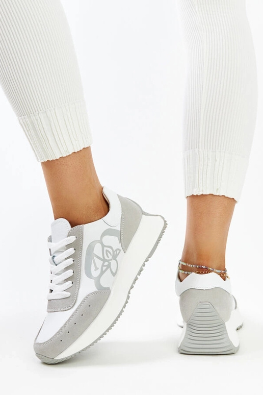 Zapatillas de cuero blanco y gris...