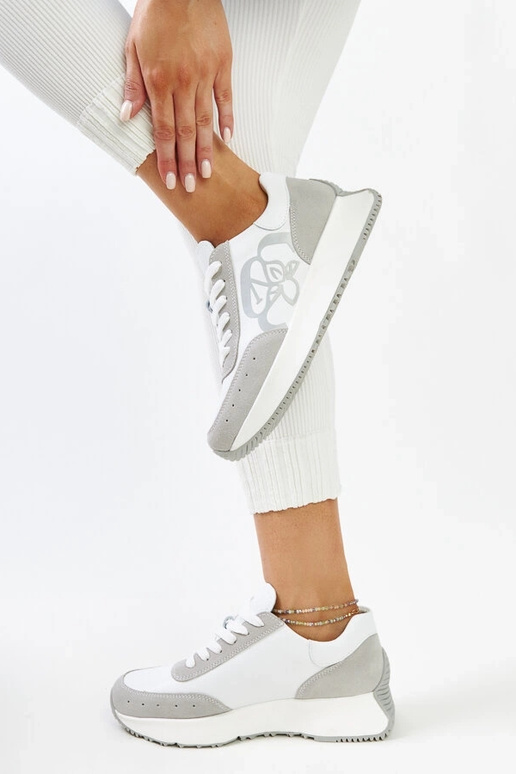 Zapatillas de cuero blanco y gris...