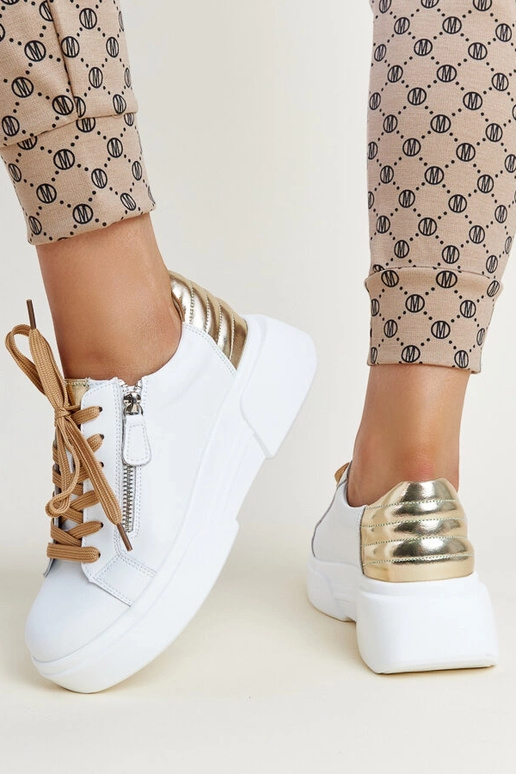 Zapatillas de cuero blanco y dorado...