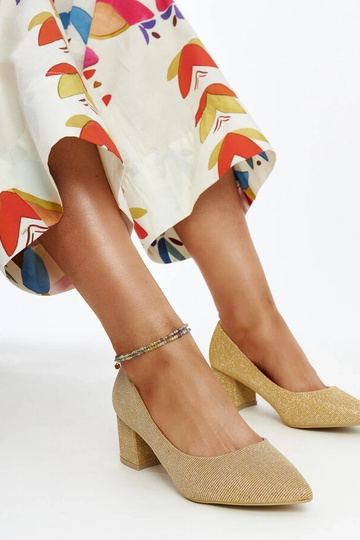 Zapatos de tacón dorados...