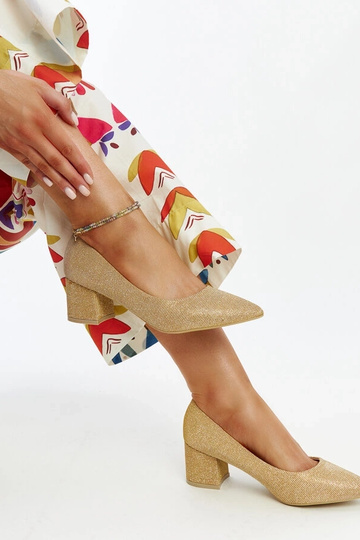 Zapatos de tacón dorados... 2