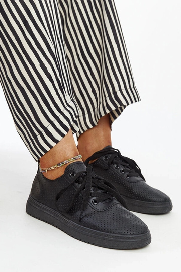 Zapatillas Segana negras caladas 2