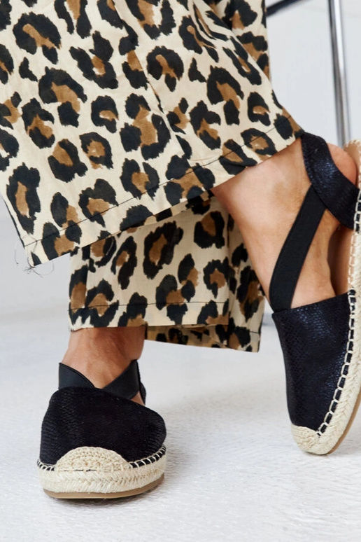 Alpargatas negras con punta abierta...