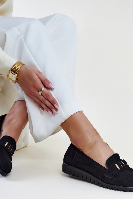 Mocasines negros con tira decorativa...