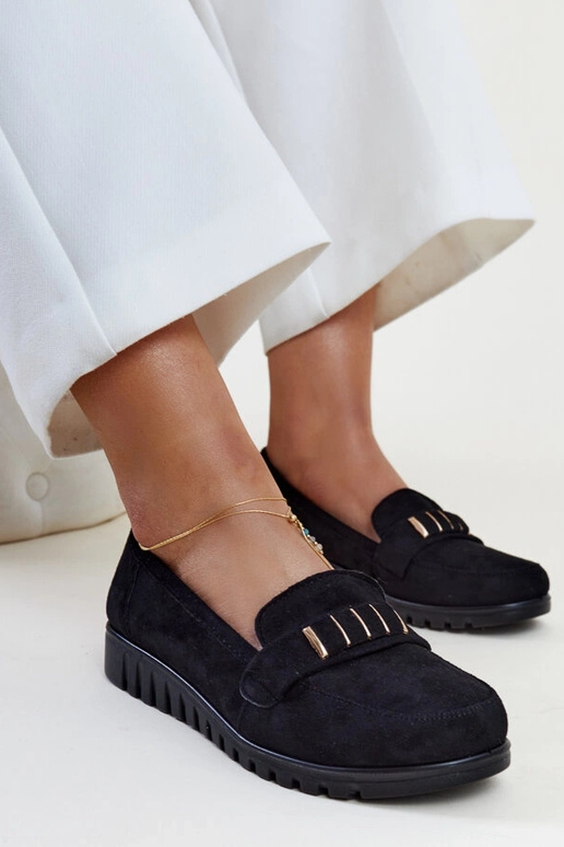 Mocasines negros con tira decorativa...