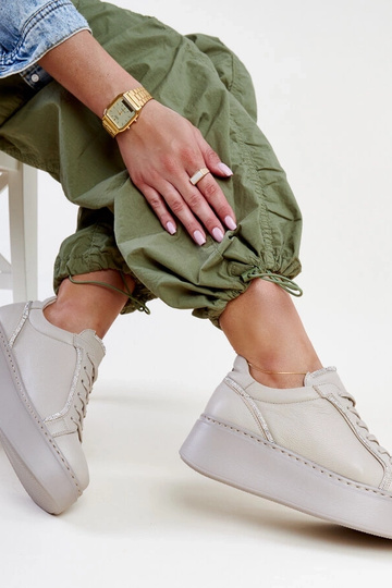 Zapatillas de cuero beige oscuro con circonitas Karino