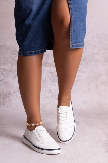 Zapatillas blancas y azul... 2