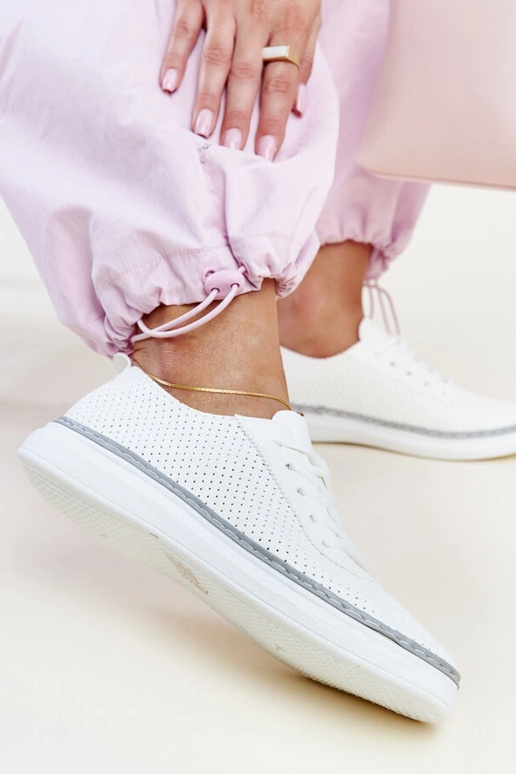 Zapatillas blancas y grises caladas...