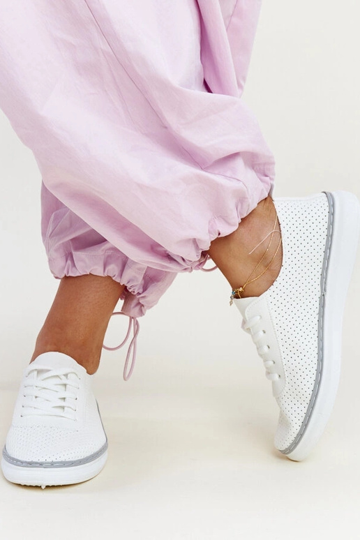 Zapatillas blancas y grises caladas...