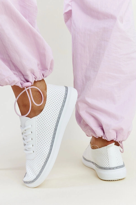 Zapatillas blancas y grises caladas...