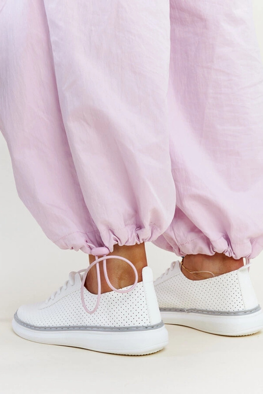 Zapatillas blancas y grises caladas...