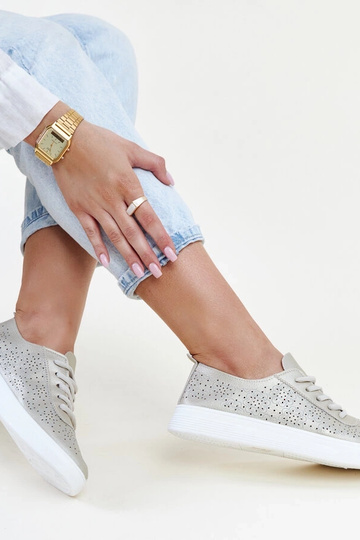 Zapatillas doradas de piel...