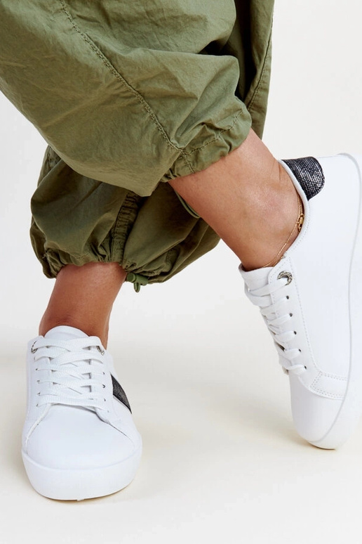 Zapatillas blancas y negras con raya...