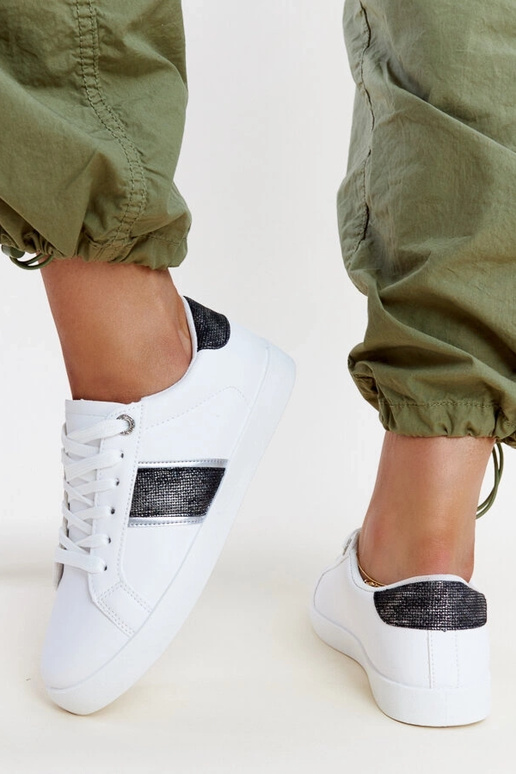 Zapatillas blancas y negras con raya...