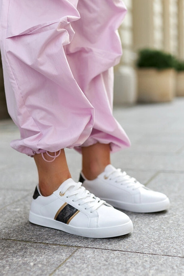 Zapatillas blancas con tira decorativa Grada
