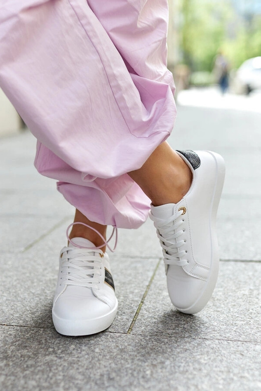 Zapatillas blancas con tira...