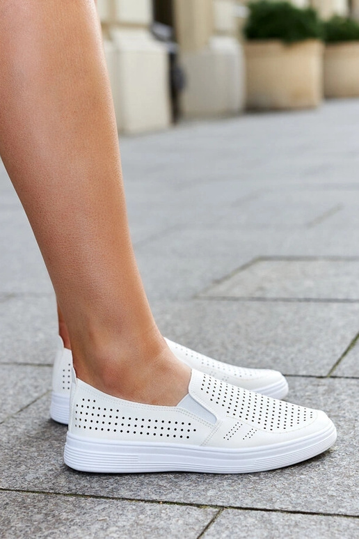 Zapatillas caladas beige sin cordones...