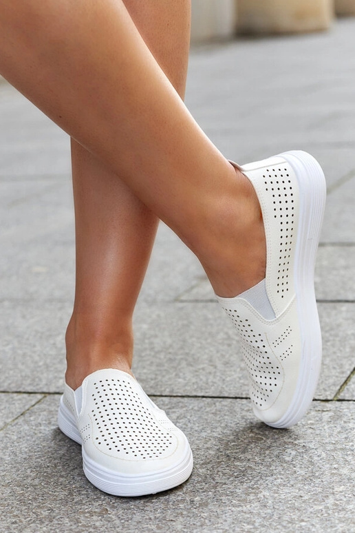 Zapatillas caladas beige sin cordones...